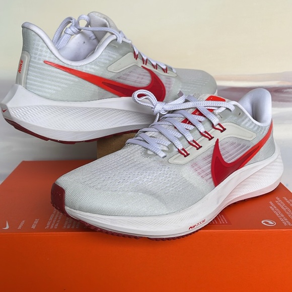 Nike WMNS Pegasus 39
White/Photon Dust/Brght
Crimson/University Red
Road Running - Picture 9 of 16